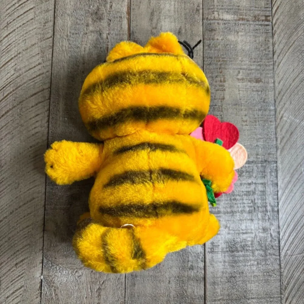 Garfield Be My Valentine Plush Flower Bouquet Style by Dakin Approx 8